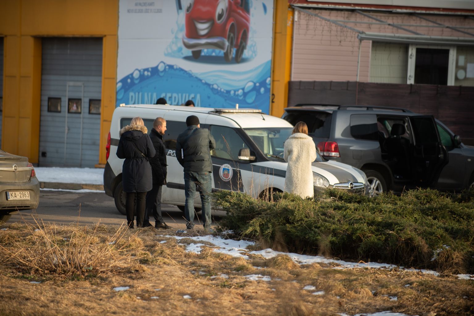 Pļavniekos nošauts vīrietis; aizturētas vairākas personas