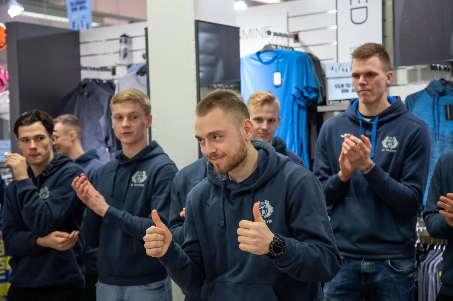 Eesti kõrgliiga jalgpallurite ja teiste liigaga seotud töötajate koroonaproovid osutusid negatiivseks. Kokku on Premium-liigaga seoses tehtud ligikaudu 350 proovi. Fotol on Viljandi Tuleviku jalgpallurid, esiplaanil Sander Kapper.
