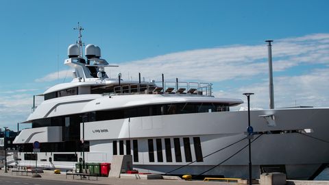 FOTOD ⟩ Vene oligarhile kuulunud jaht randus Tallinna sadamas