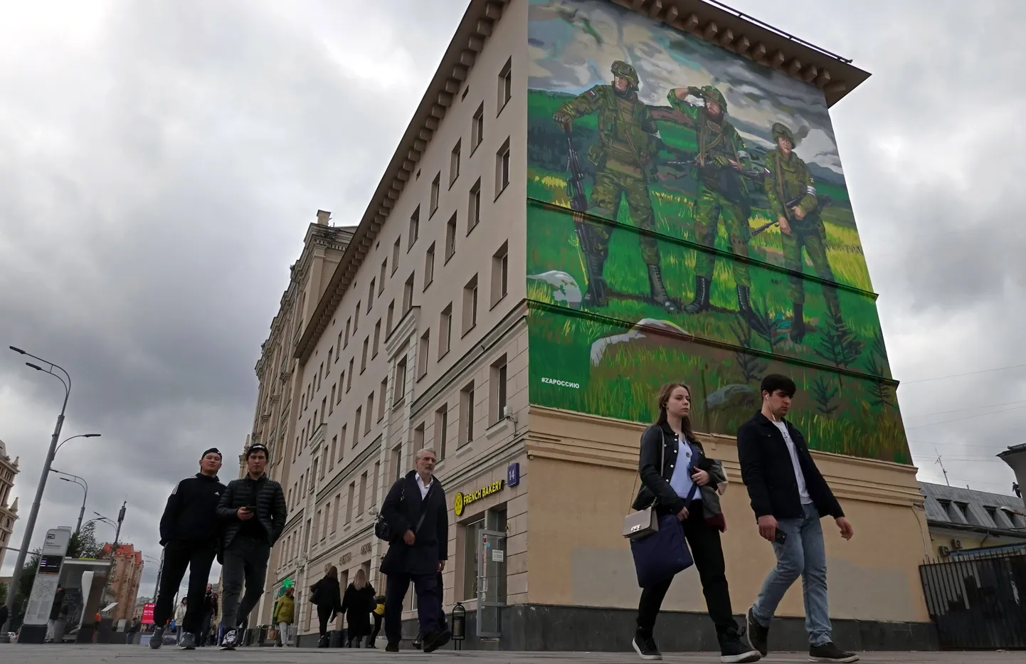 Elumaja Moskvas, mille otsaseinal on plakat Vene armee nn erioperatsiooni kohta Ukrainas.