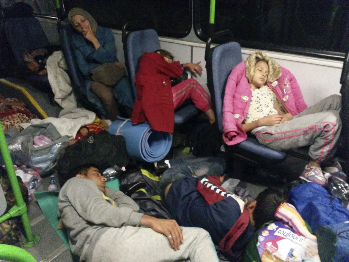 Tuhanded migrandid toimetati Ungarist Austriasse.