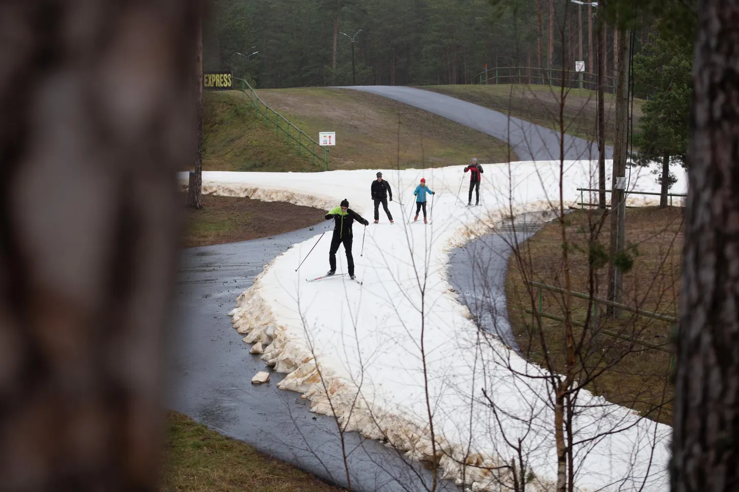 Nigelast talveilmast hoolimata said huvilised veel aasta alguses Jõulumäel eelmisel talvel toodetud kunstlumel talispordialasid harrastada, praeguseks on seegi ära sulanud.