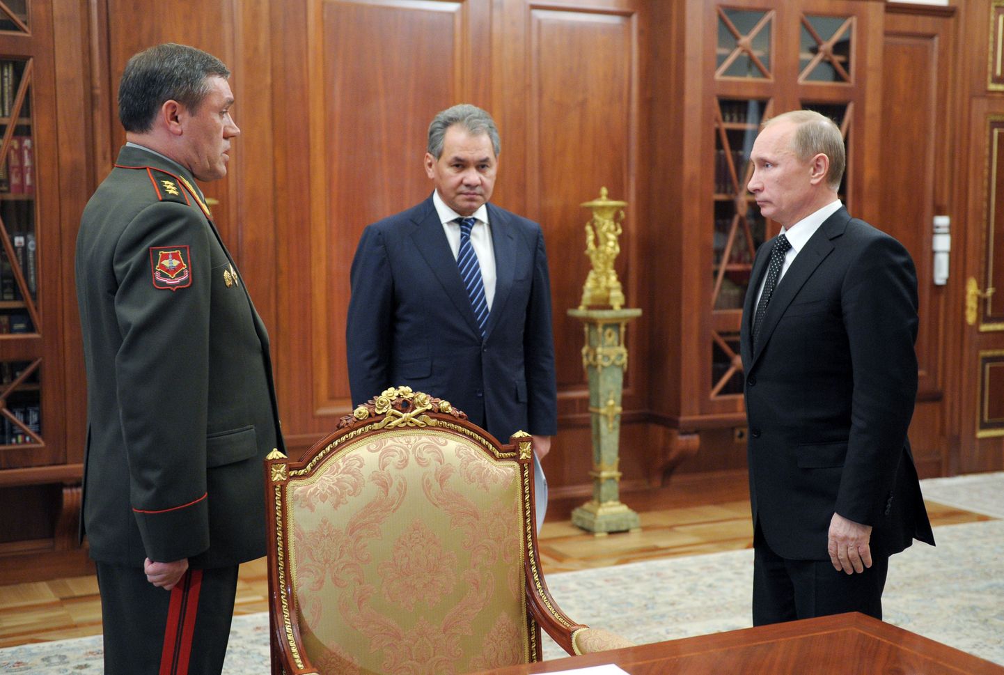 President Vladimir Putin (paremal) ja kaitseminister Sergei Šoigu koos kindralstaabi uue ülema Vaeri Gerassimoviga (vasakul) täna Kremlis.
