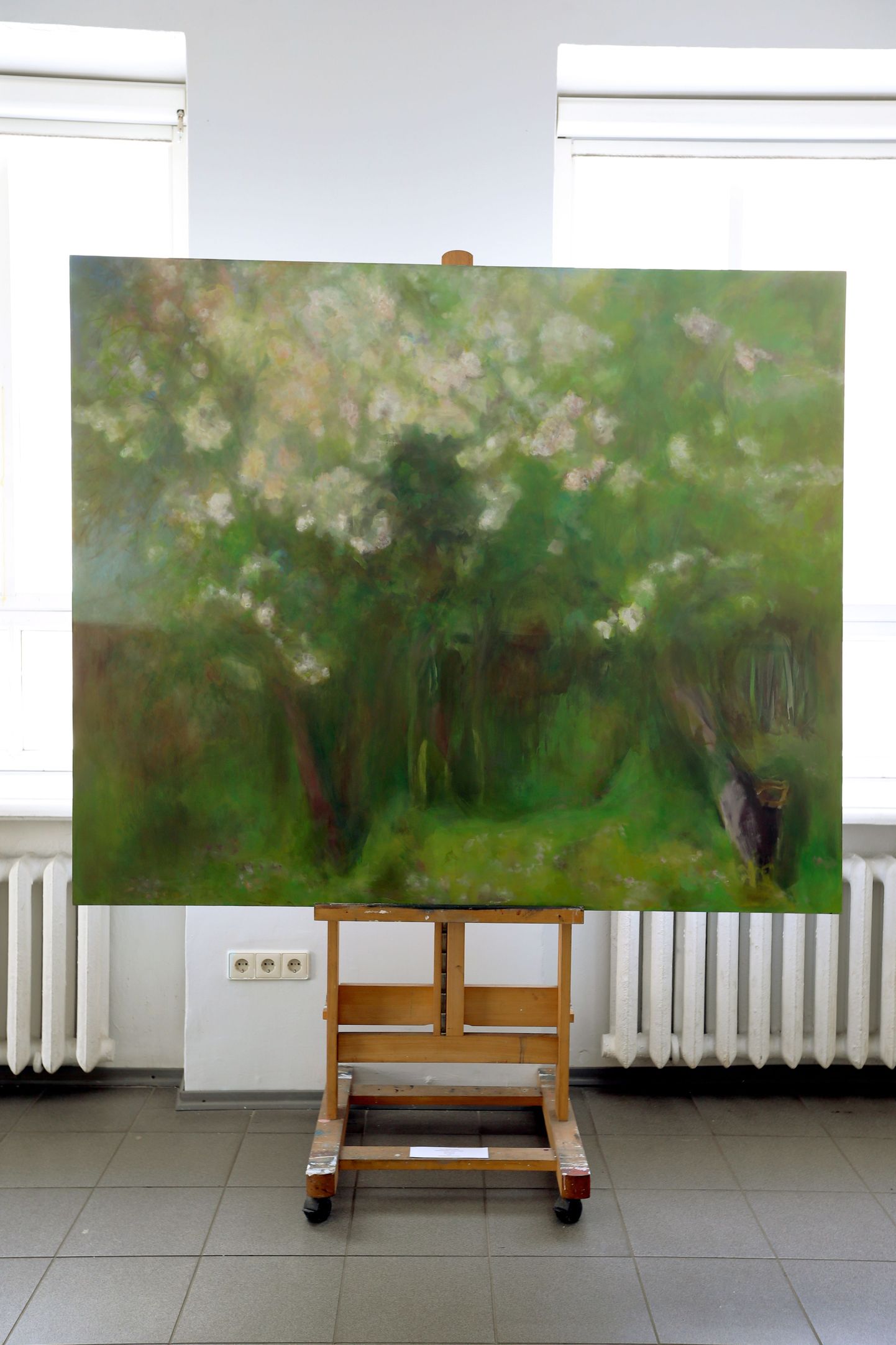 Helle Lõhmuse maal «Vana aed» (õli lõuendil, 2015) sarjast «Maastik mõne puuga» on välja pandud Tartu kunstimaja esimesel korrusel väikeses saalis.