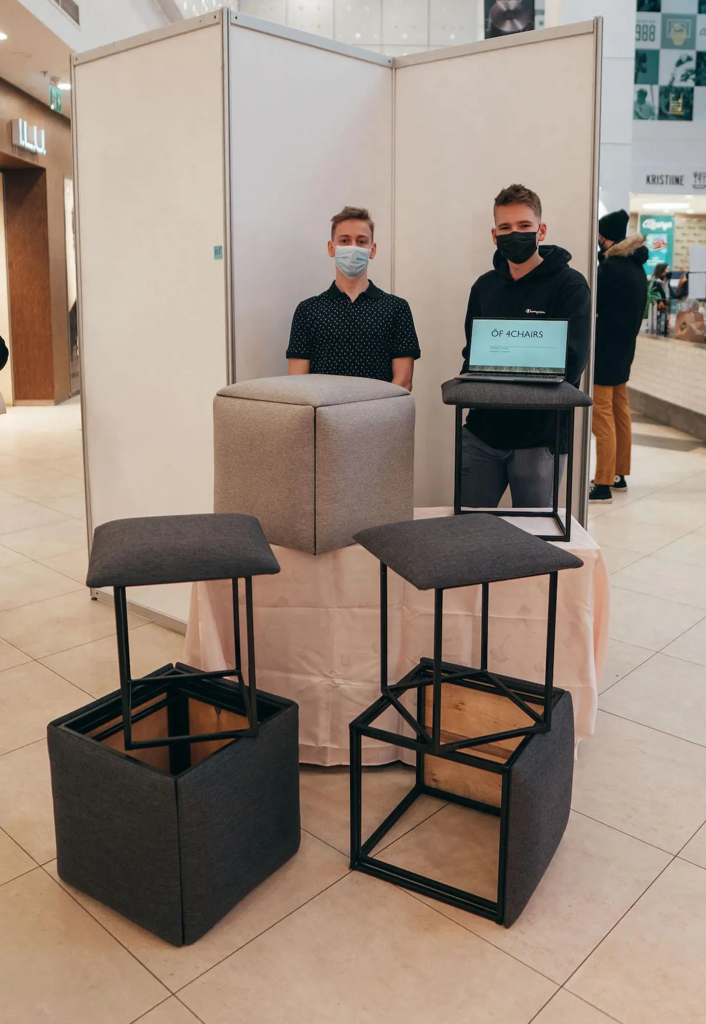 Pildid on 4Chairs liikmed: Timo Tiido (vasakul) ja Sander Saarman, firmasse kuuluvad veel Sulvo Anvelt ja Richard Root (firmajuht), kõik o n Viljandi Gümnaasiumi II aasta majanduse õppesuunast.