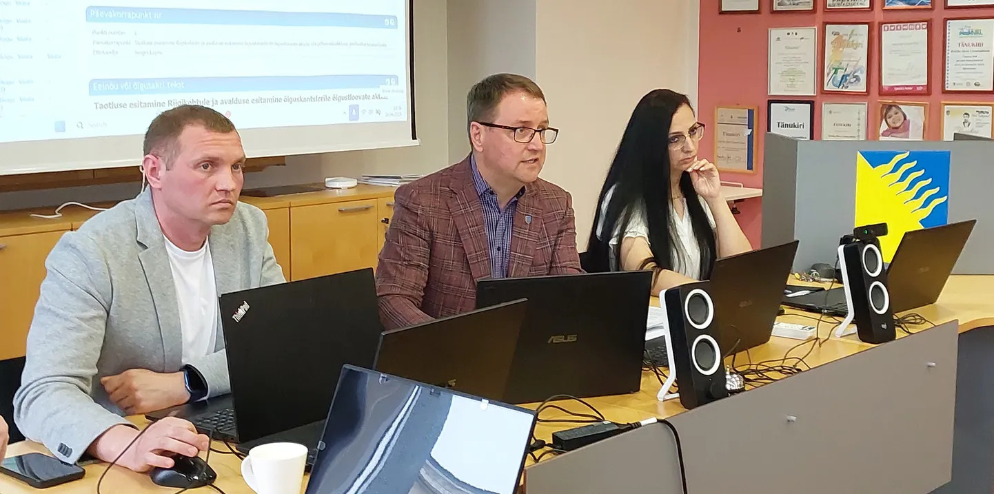 Председатель горсобрания Эдуард Одинец (в центре) считает, что обращение, инициированное зампредседателем собрания Сергеем Лопиным (слева), является предвыборной кампанией, которая предлагает лишь ложные надежды, а не решение.