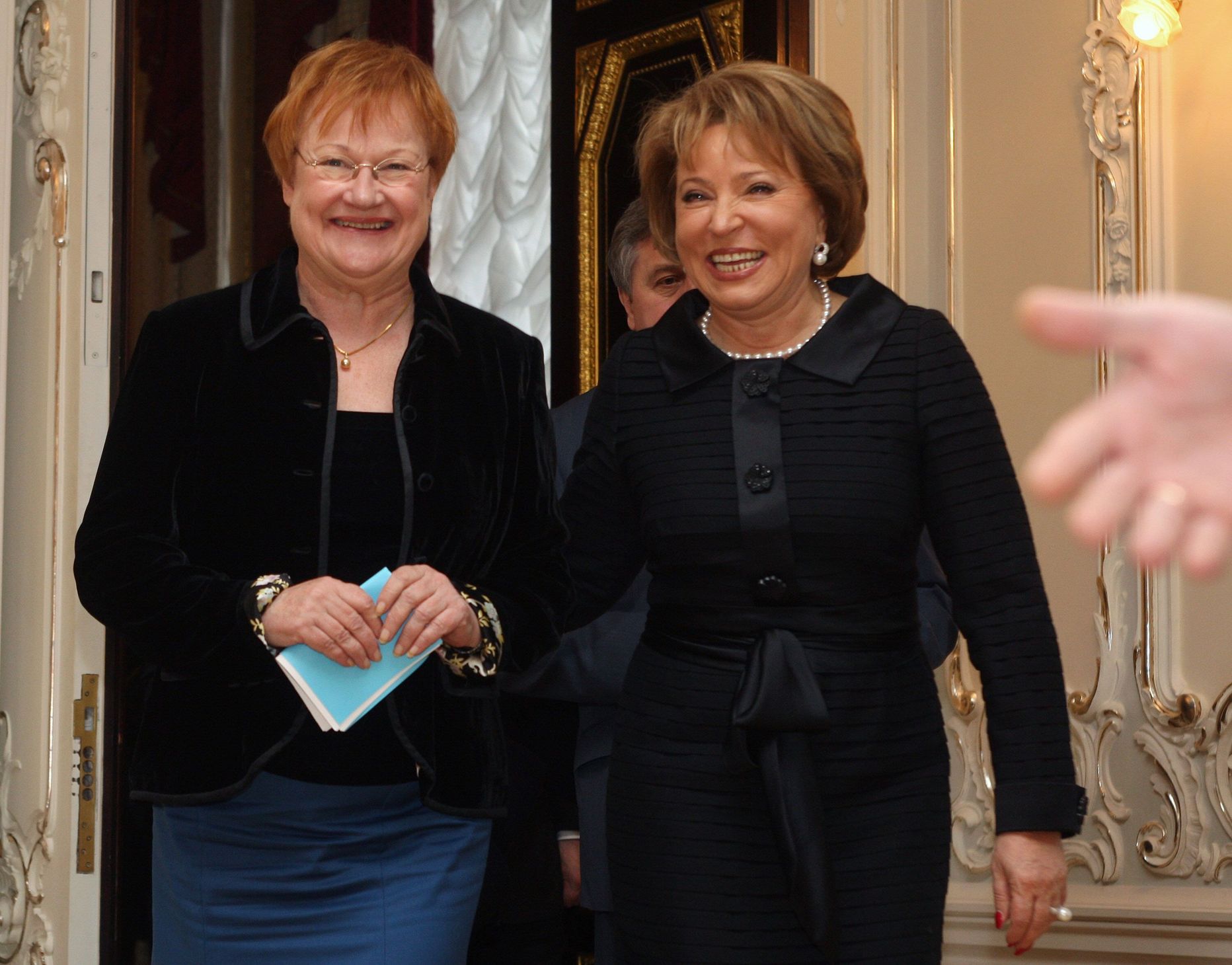 Tarja Halonen (vasakul) koos Peterburi kuberneri Valentina Matvijenkoga.