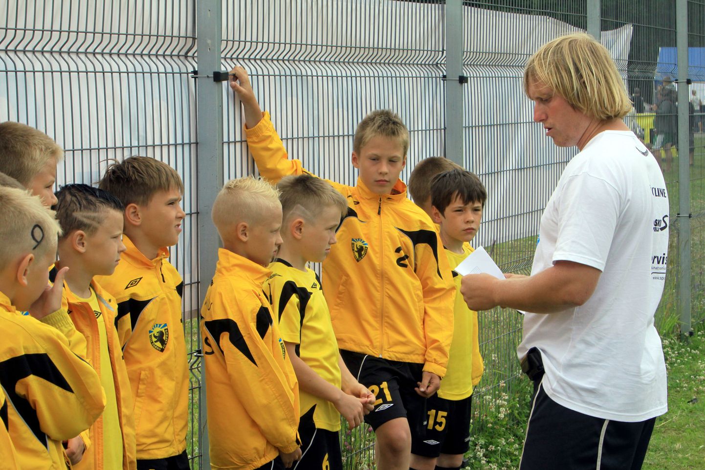 Vutiturniiril osaleb 18 Pärnumaa võistkonda. Pildil Indrek Joosti käe all treenivad Vapruse noored jalgpallurid.