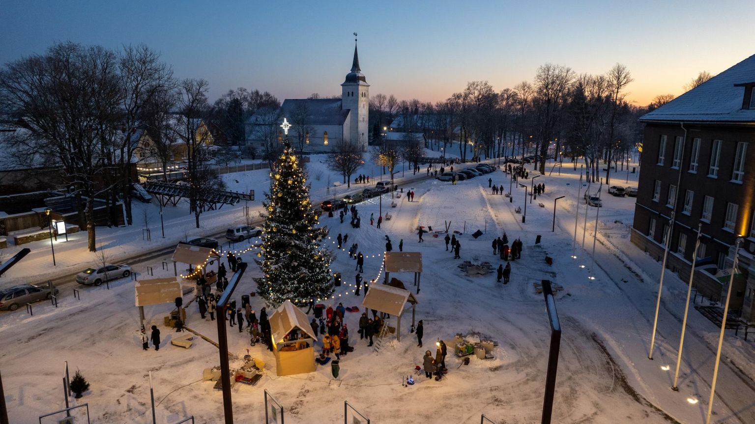 Pühapäeva pärastlõunal avati Viljandis Vabaduse platsil kuuse all jõuluplats.