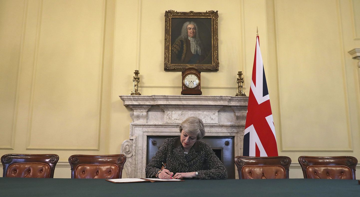 Downing Streeti avaldatud ajaloolisel fotol allkirjastab Briti peaminister Theresa May Suurbritannia esimese valitsusjuhi Robert Walpole'i silme all ametlikku kirja, mis käivitab riigi Euroopa Liidust lahkumise protsessi ehk Brexiti.