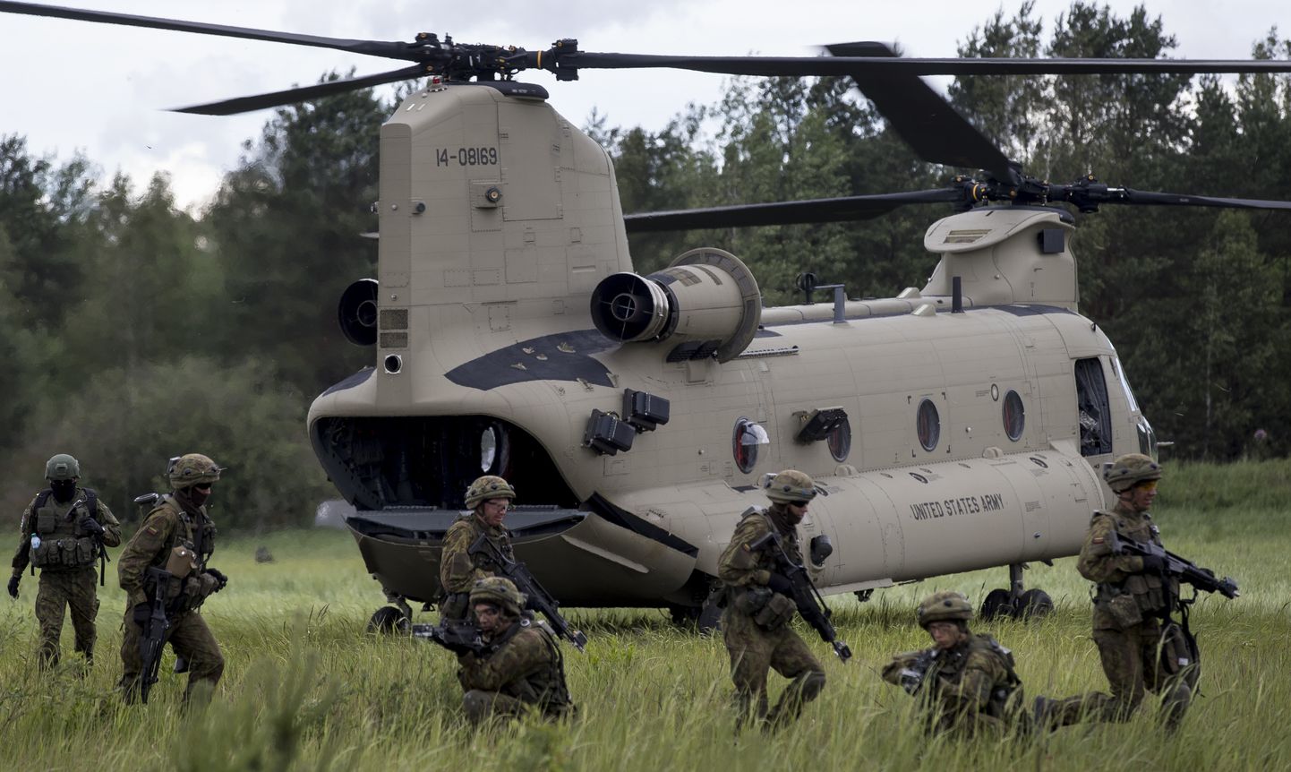 USA õhujõudude helikopter ja Leedu sõdurid 2017. aasta juunis Pabradė polügoonil rahvusvahelisel õppusel "Raudhunt".