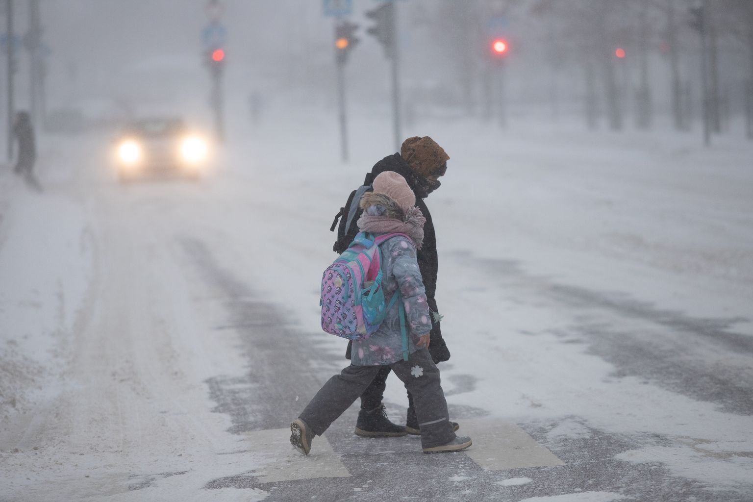 Mitmed koolid saatsid lapsed lumetormi tõttu koju. Foto tehtud täna Rakveres.