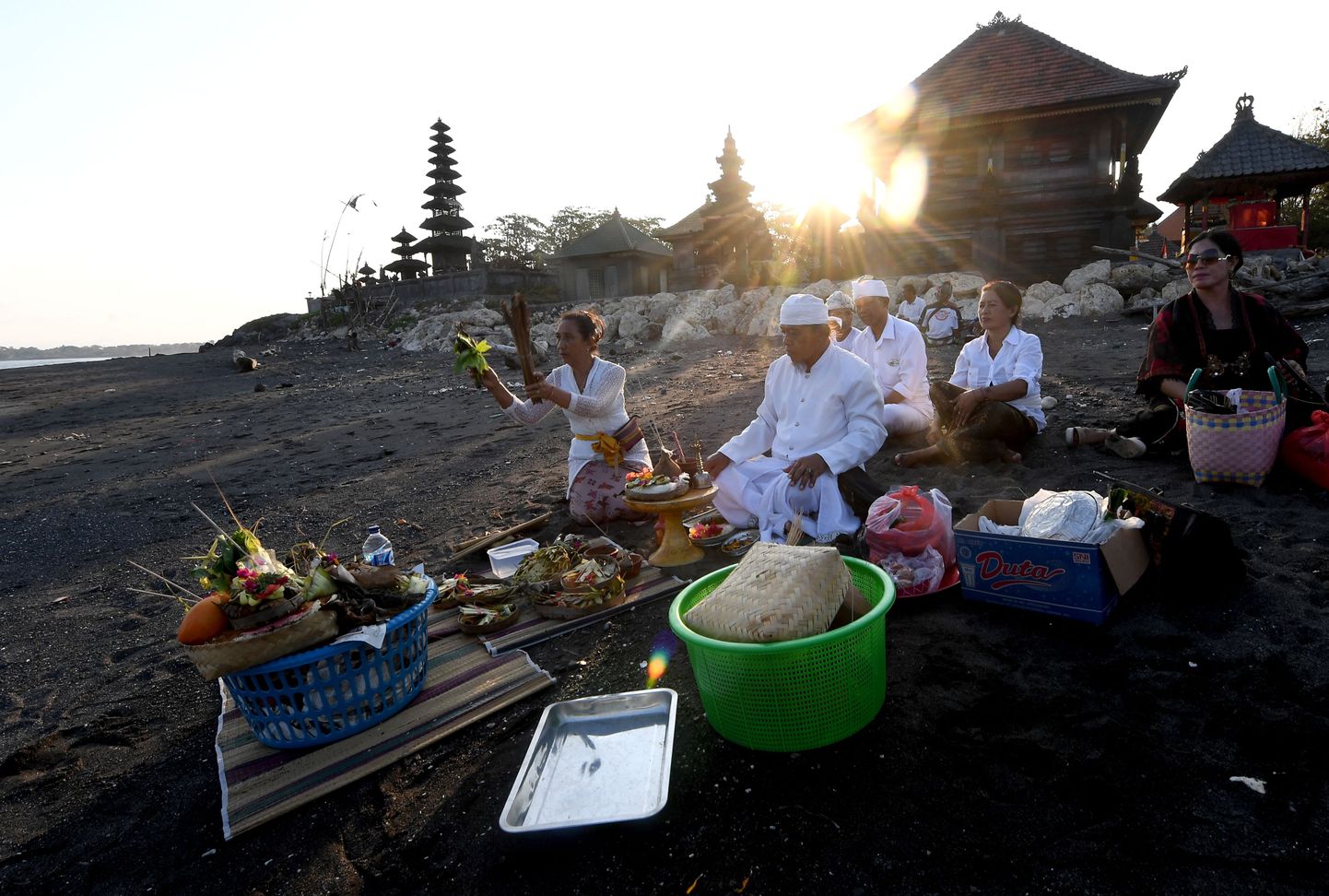 Preester ja järgijad osalevad «Tolak Bala» ebaõnne peletamise rituaalis Bali saarel.