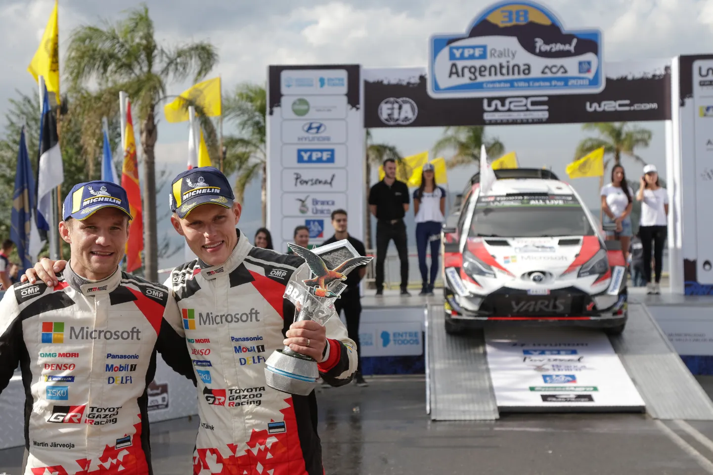 Ott Tänak ja Martin Järveoja tähistavad Argentina ralli võitu