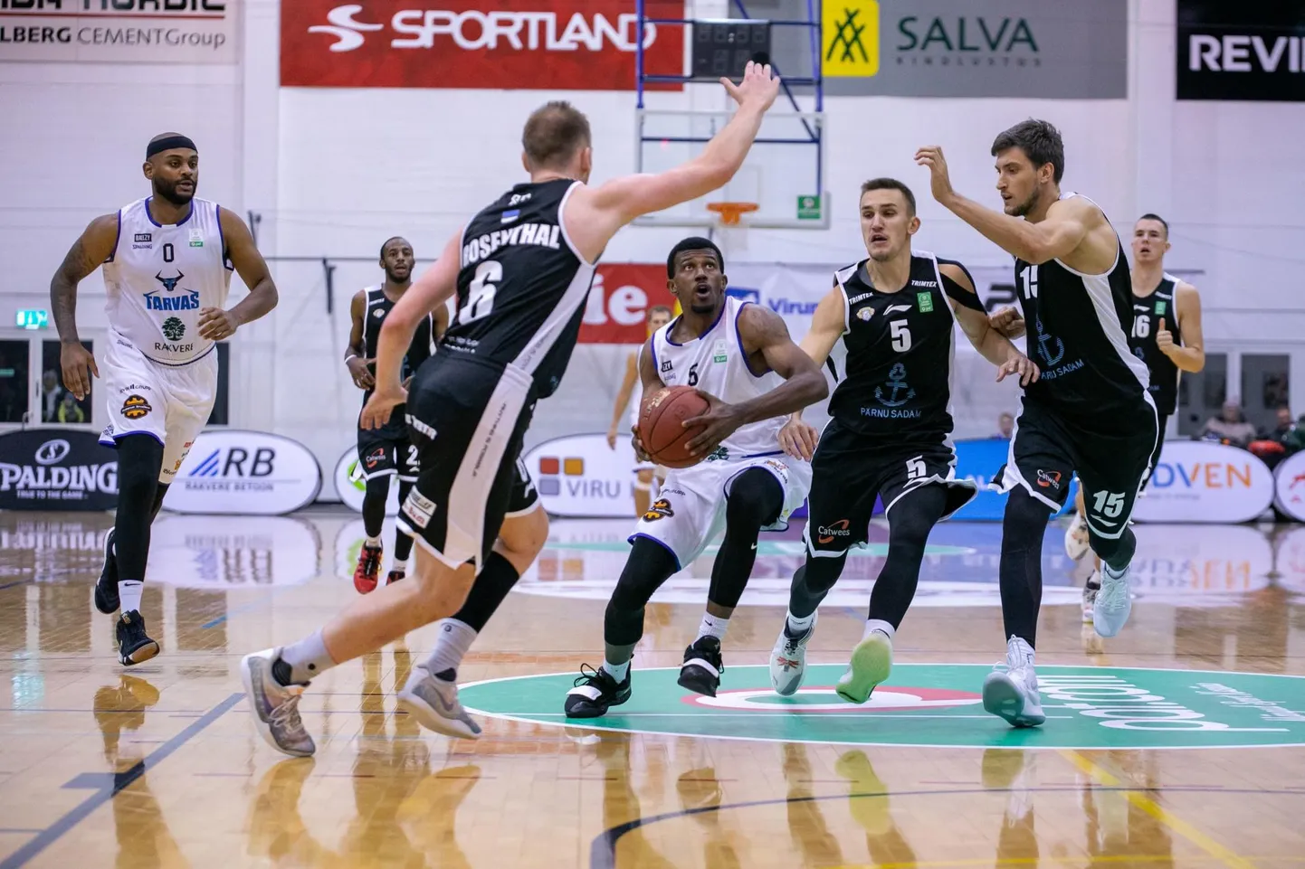 Välistäienduse kaasamine kipub olema korvpallis paras loterii. Seda eriti strateegiliselt oluliste keskmängijate puhul. Heal tasemel pallurite palkamisel kipuvad Eesti klubide rahalised võimalused ahtaks jääma.