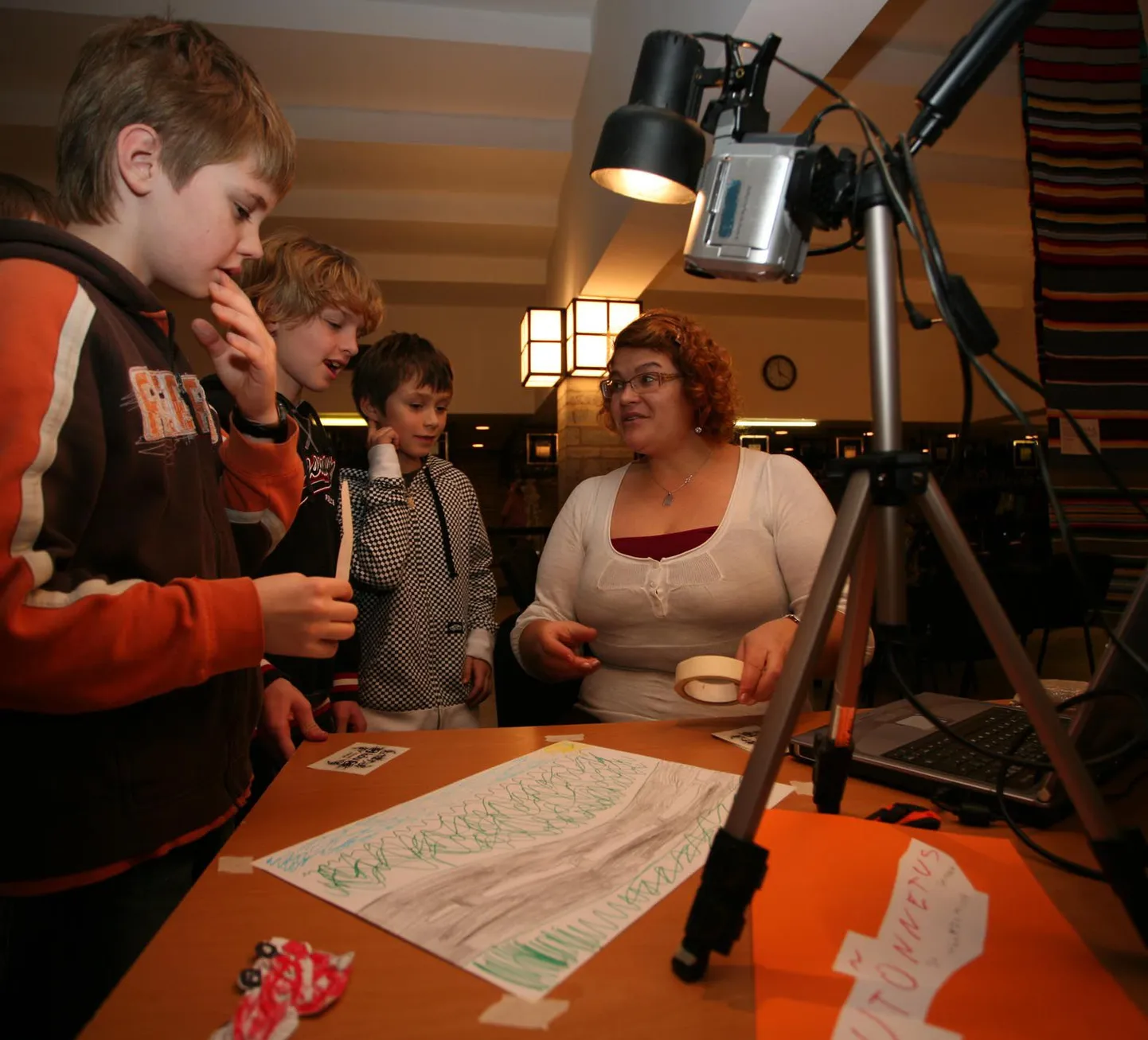 Animatsioonitöötoa juhendaja Kristiina Martinson õpetab Paide gümnaasiumi kolmanda klassi õpilasi Gervin Ansit (vasakult), Ander Belovit ja Andres Kanalit multifilmi tegema.