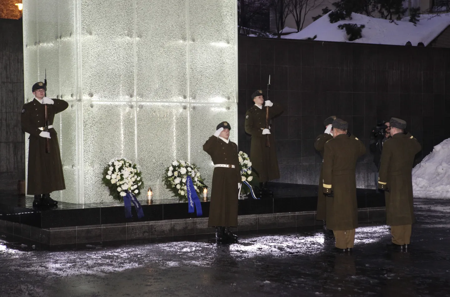 Возложение венков у Креста Свободы.