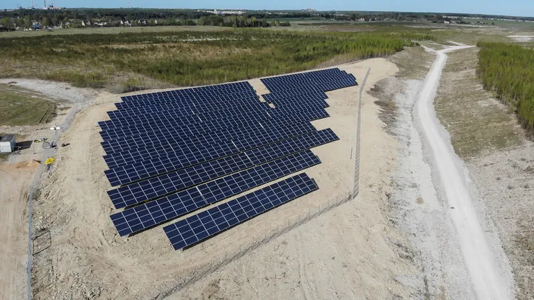 Laaskõrve päikesepark asub Kohtla-Nõmme lähedal endises põlevkivikarjääris 1,4 hektari suurusel alal.