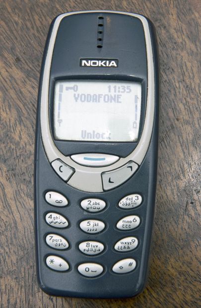 Kultustelefoniks saanud Nokia 3310. Foto: Darren Casey/Caters News Agency/Scanpix