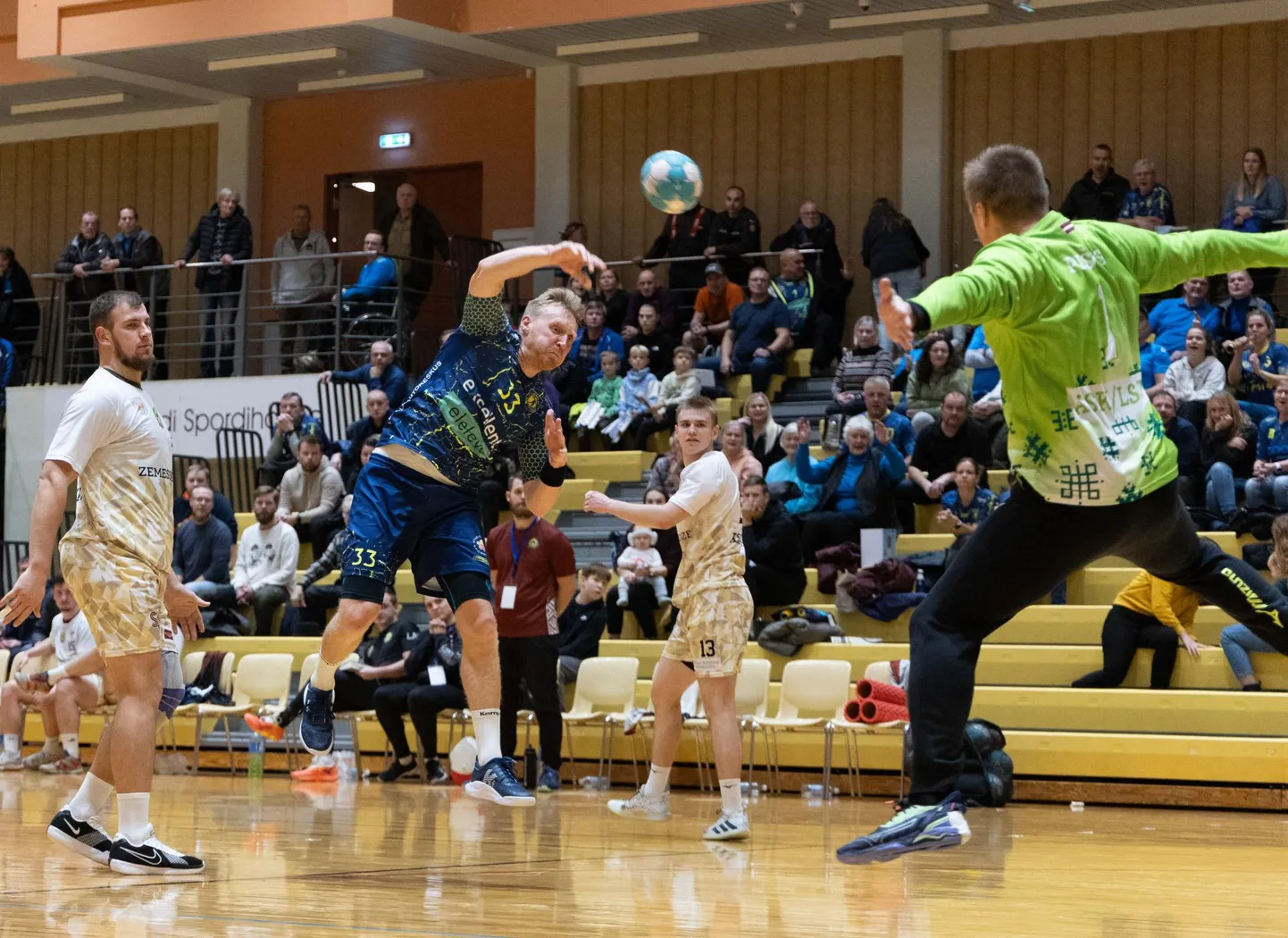 Viljandi HC meeskonnaga eelmisel nädalal liitunud Kaspar Lees sai laupäevases Balti liiga kohtumises käe valgeks.