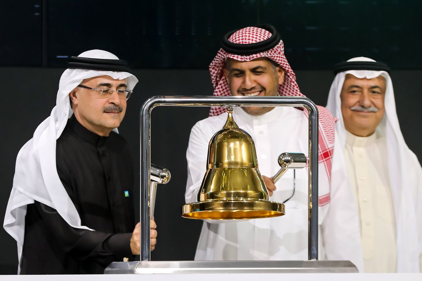 Saudi Aramco kauplemise alguse börsikell. Saudi Aramco president ja tegebvjuht Amin Nasser (V).