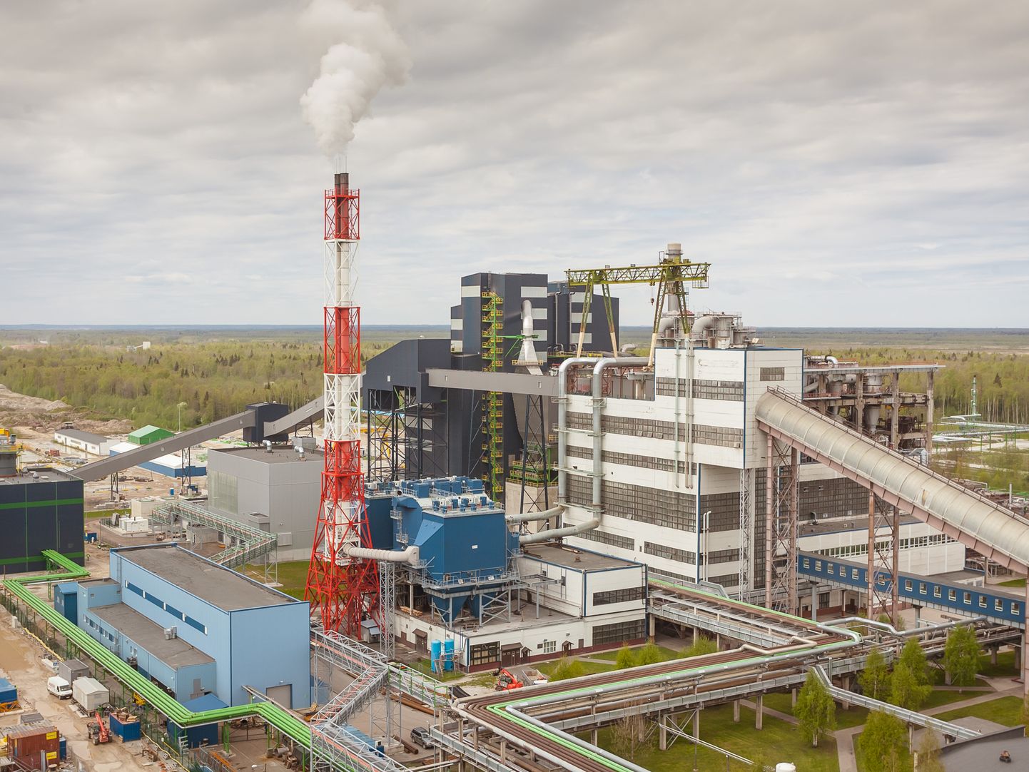 Заводы масел "Eesti Energia" под Нарвой в Аувере. Если рядом с ними появится еще один, то экономически окупаемым может стать также строительство завода предварительного рафинирования, создание которого обещает инициировать формируемая коалиция.