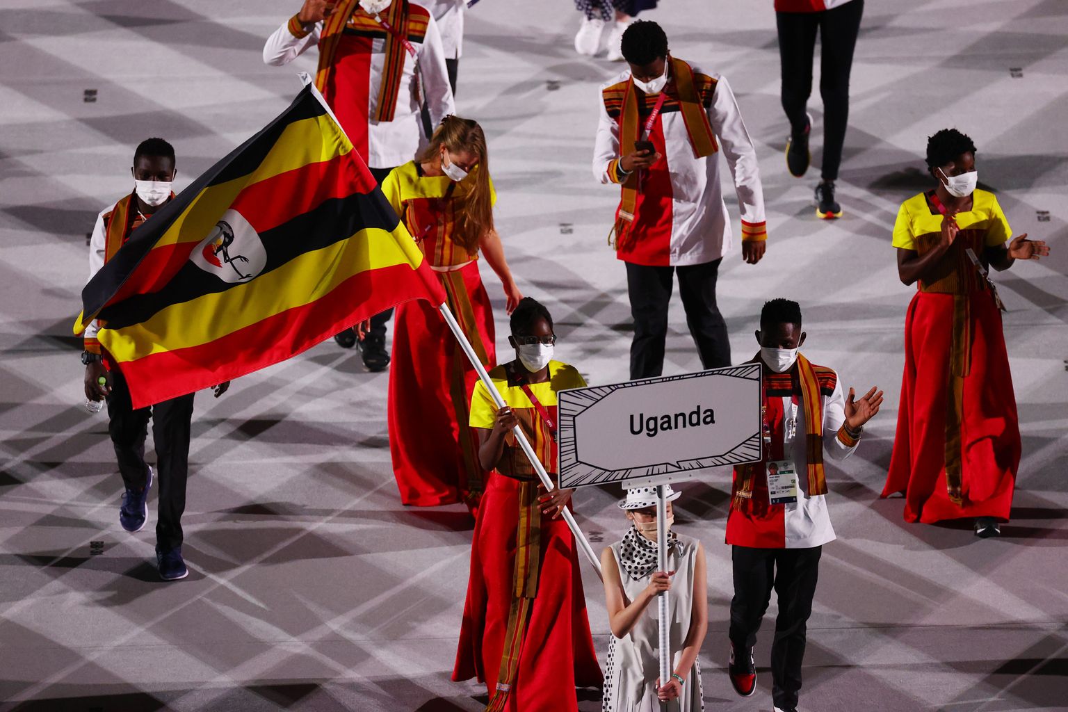 Uganda delegatsioon Tokyo olümpiamängude avatseremoonial.