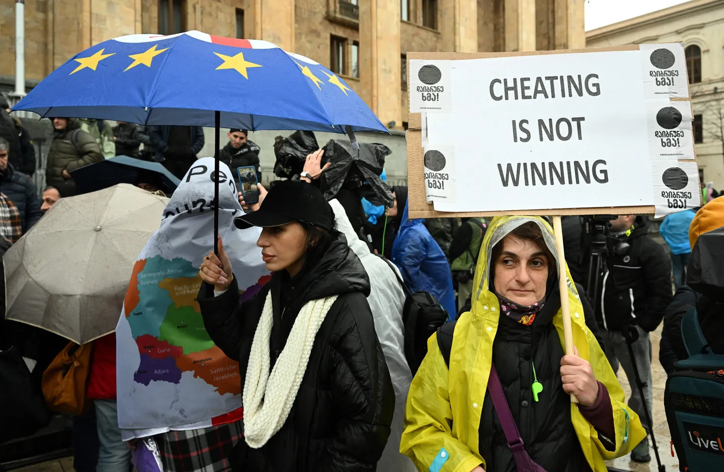 Protestijad esmaspäeval Gruusia parlamendihoone ees.