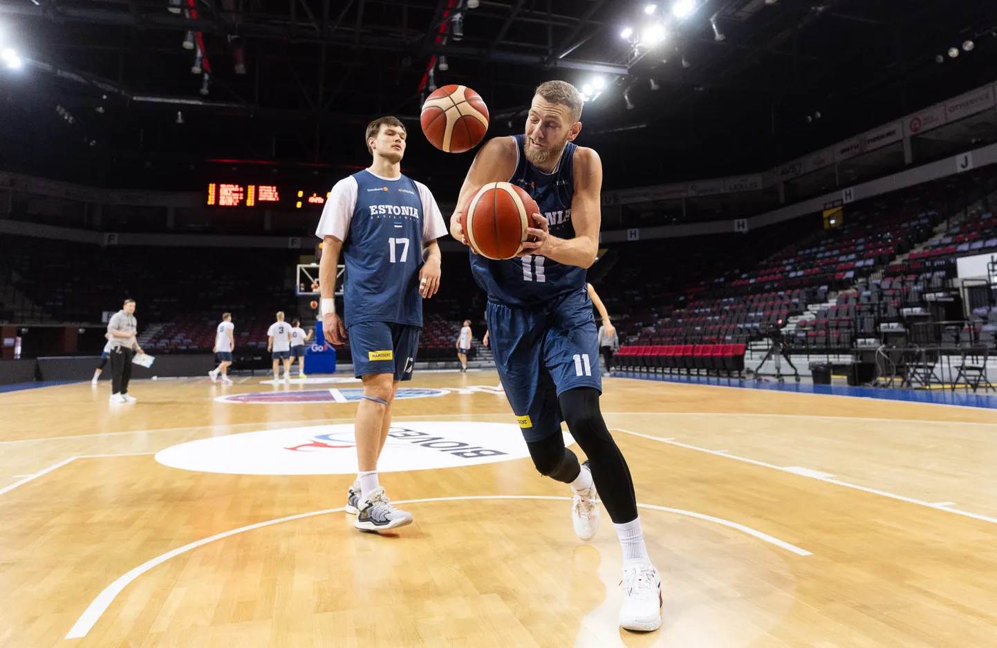 Siim-Sander Vene (paremal) ja Maik-Kalev Kotsar Eesti korvpallikoondise treeningul Klaipedas.