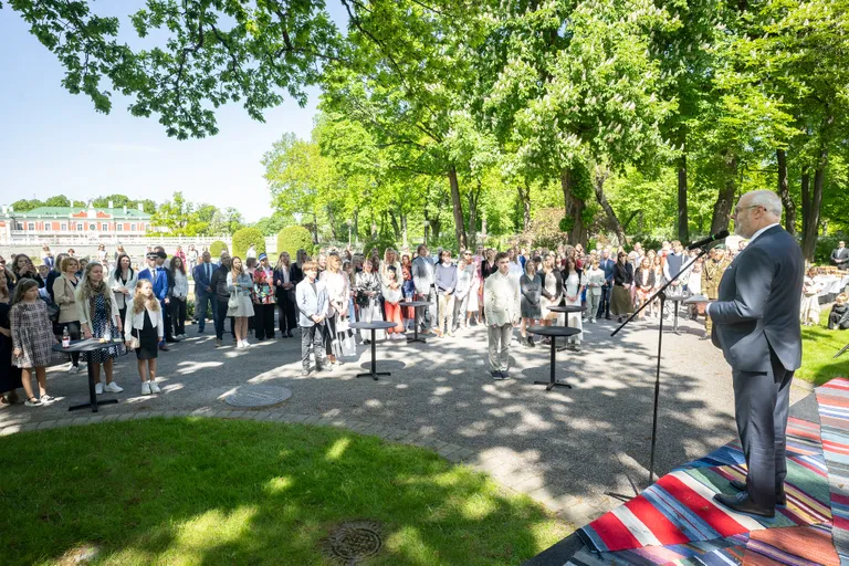 President Alar Karis tänas Kadriorus õpilasi, kes osalesid kirja- ja mõttetalgutel «Lugeda või mitte lugeda?»