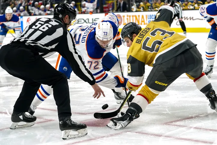 Latvijas hokeja uzbrucējs Teodors Bļugers iemetienā