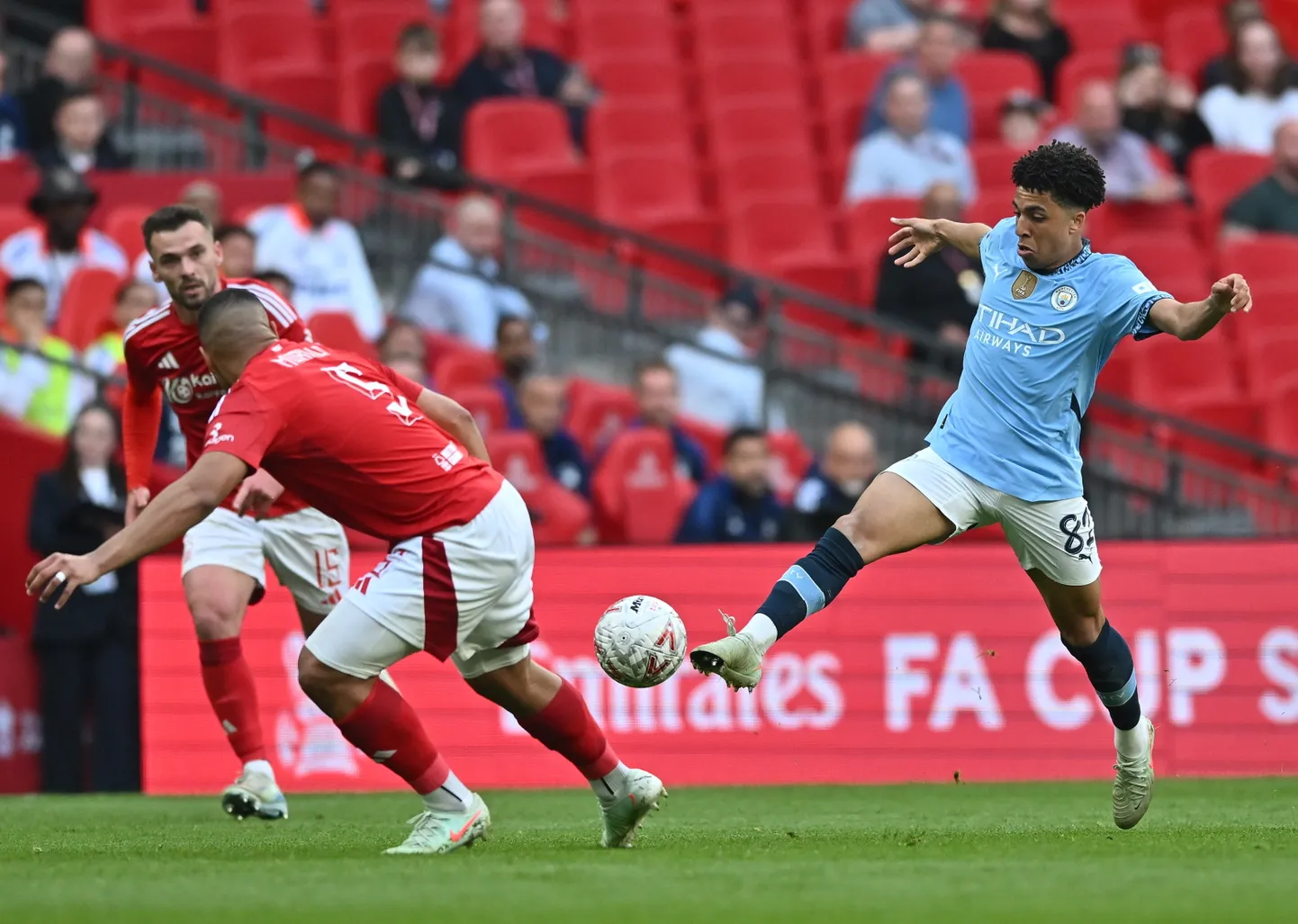 Mančestras "City" spēlētājs Riko Lūiss spēlē pret "Nottingham Forest" spēlētāju Murillo FA kausa izcīņas pusfināla futbola spēlē starp "Nottingham Forest" un Mančestras "City", Londonā, Lielbritānijā, 2025. gada 27. aprīlī.