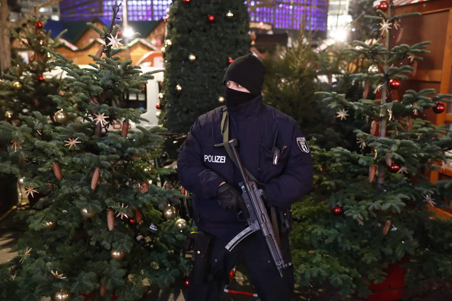 Вооруженный полицейский на рождественской ярмарке в Берлине.