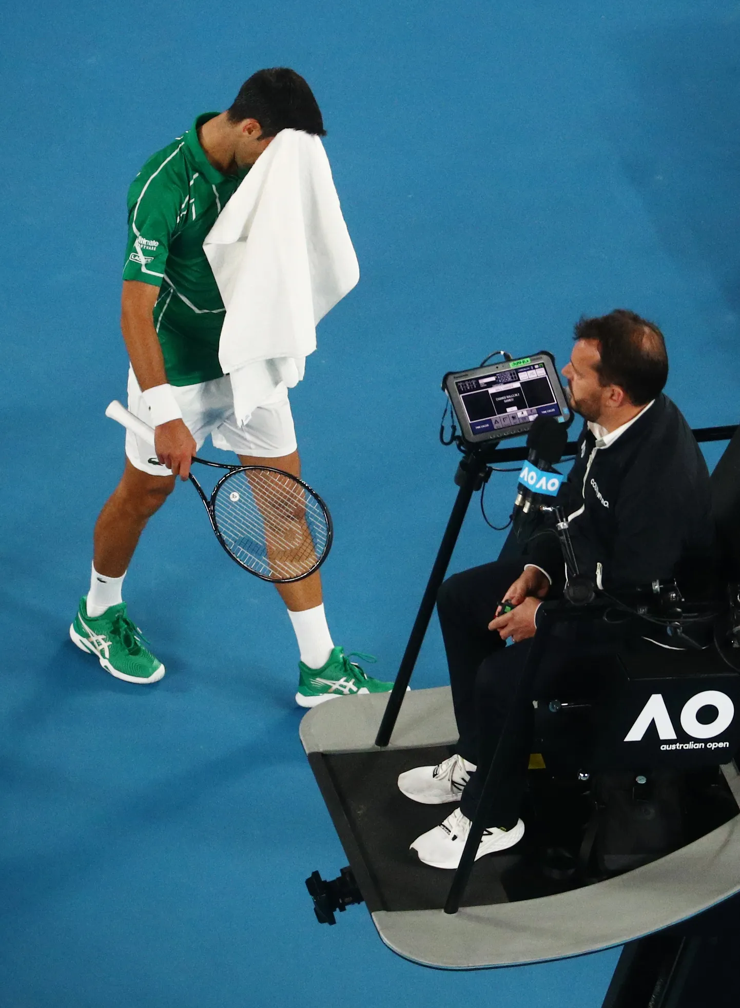 Novak Djokovic ja kohtunik Damien Dumusois.