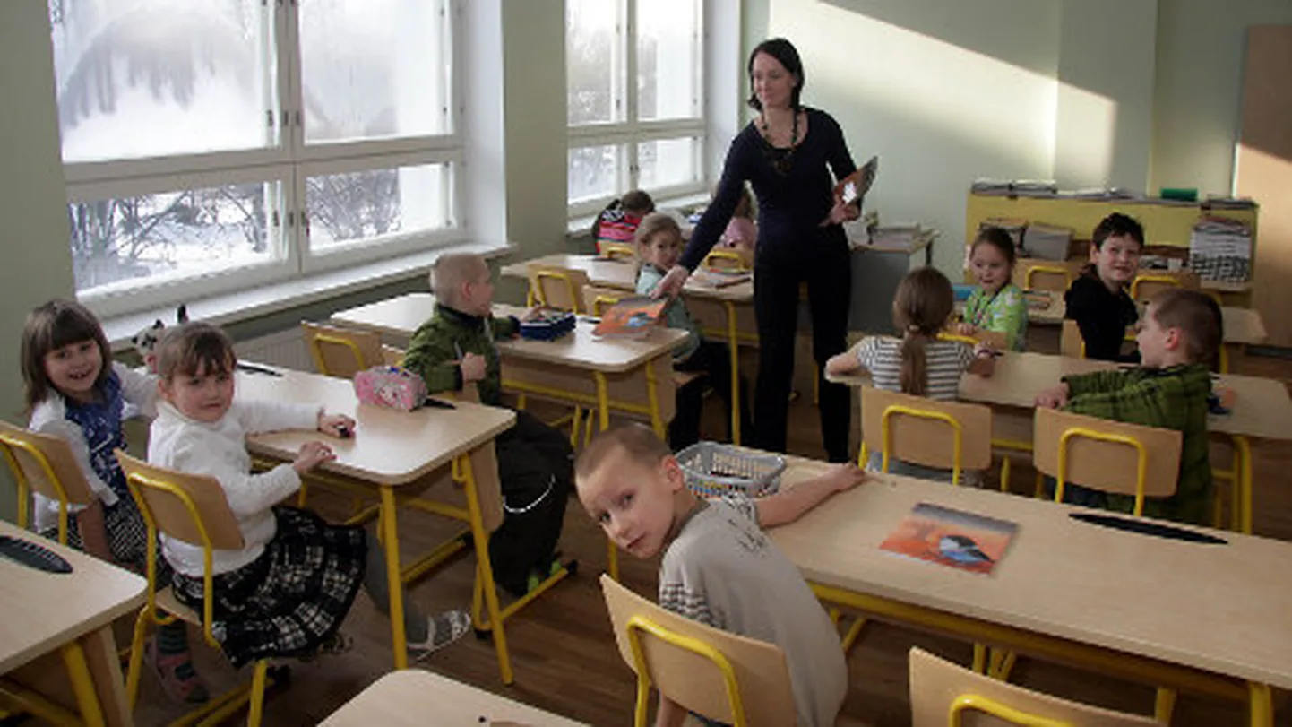 Koolijuhid loodavad, et õpilased ei lase end õpetajate streigist häirida ja tunnevad vabast päevast või vabadest päevadest heameelt. Pilt on tehtud äsja uuenduskuuri läbi teinud Kiviõli 1. keskkoolis.