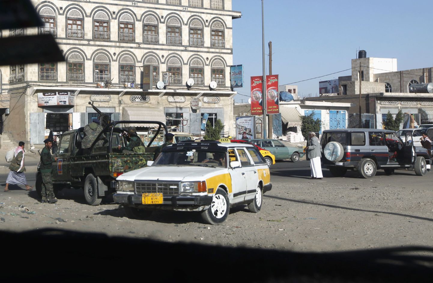 Jeemeni armee patrull Sanaa diplomaatilisse kvartalisse viival teel.