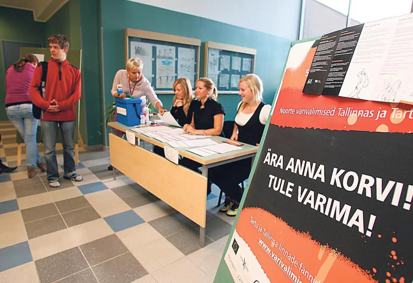 Esimest korda toimusid noorte varivalimised 2009. aasta kohalike omavalitsuste valimiste eel. Pildil Tartu Kivilinna gümnaasiumi õpilased.