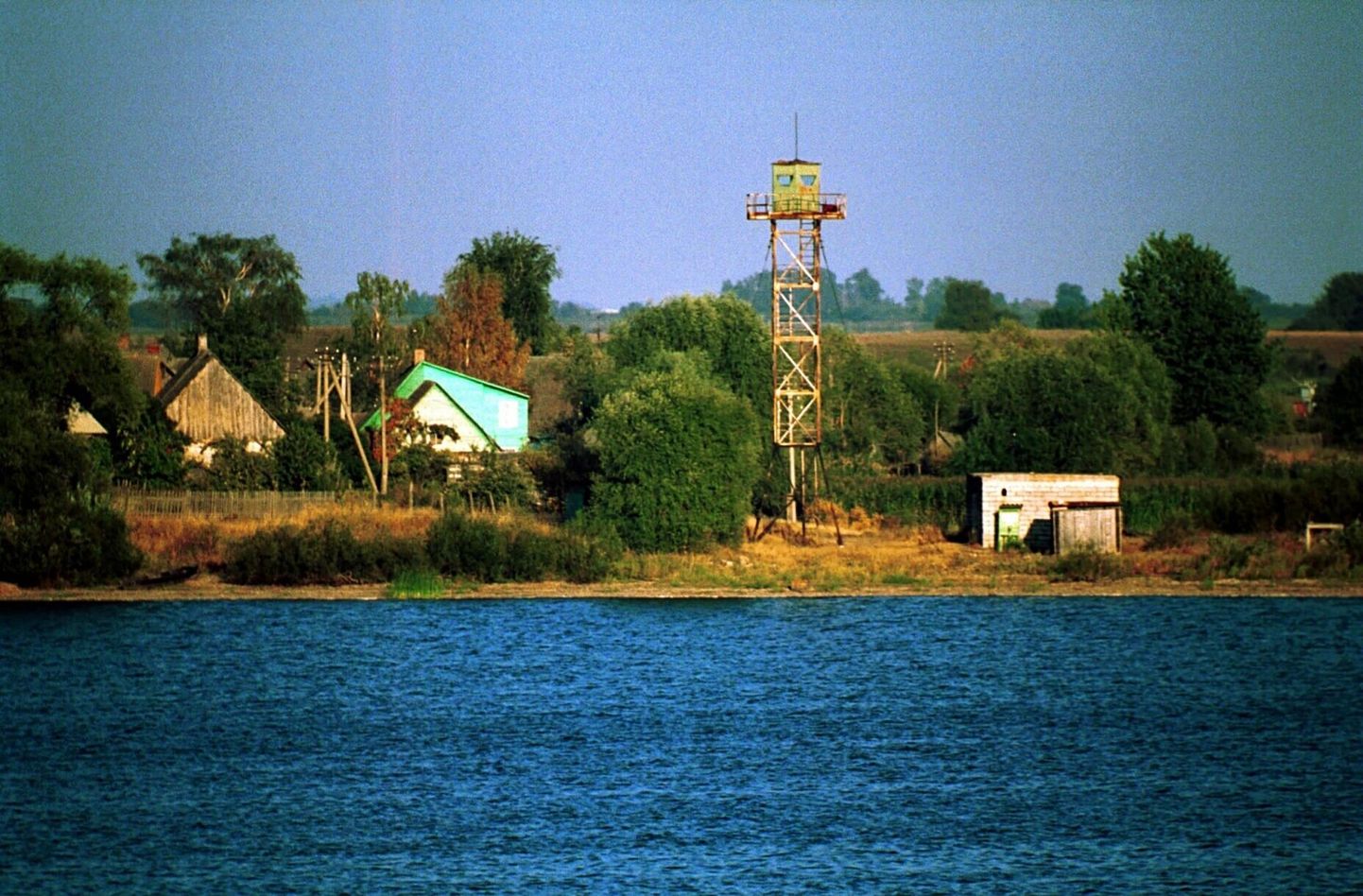 Lüübnitsa küla all Lämmijärve ääres lahutab Eestit Venemaale kuuluvast Kolpino saarest kitsas paarisajameetrine väin, mis on tihedalt täis kalameeste võrke. 