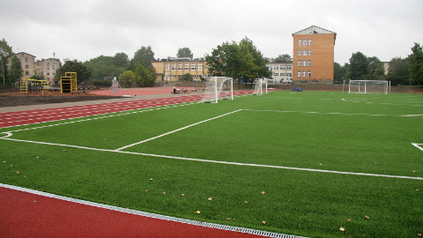 Staadioni rekonstrueerimiseks eraldas EAS ligikaudu pool miljonit eurot, Kohtla-Järve linna ja Kohtla valla omaosalus on umbes 100 000 eurot.