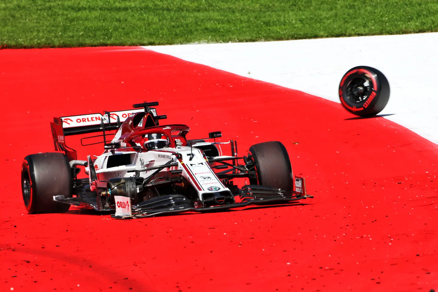 Kimi Räikkönen ja ootamatul kadunud ratas.
