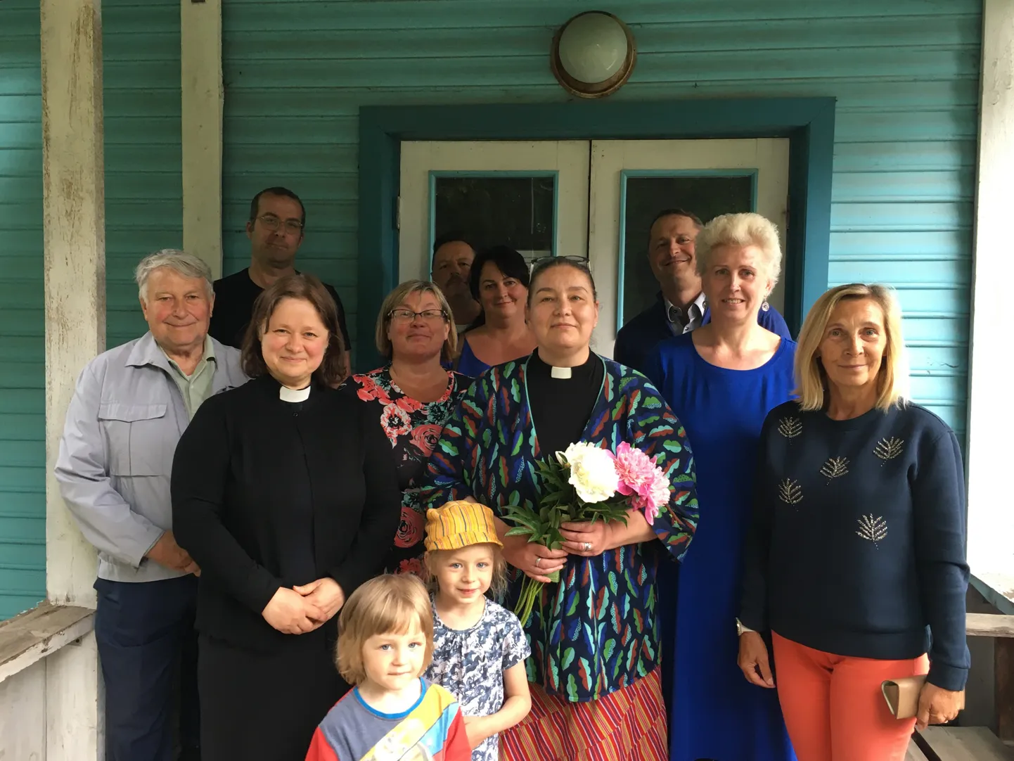 Vaimulik Kristi Sääsk (keskel lilledega) koos  Koeru koguduse nõukoguga.
