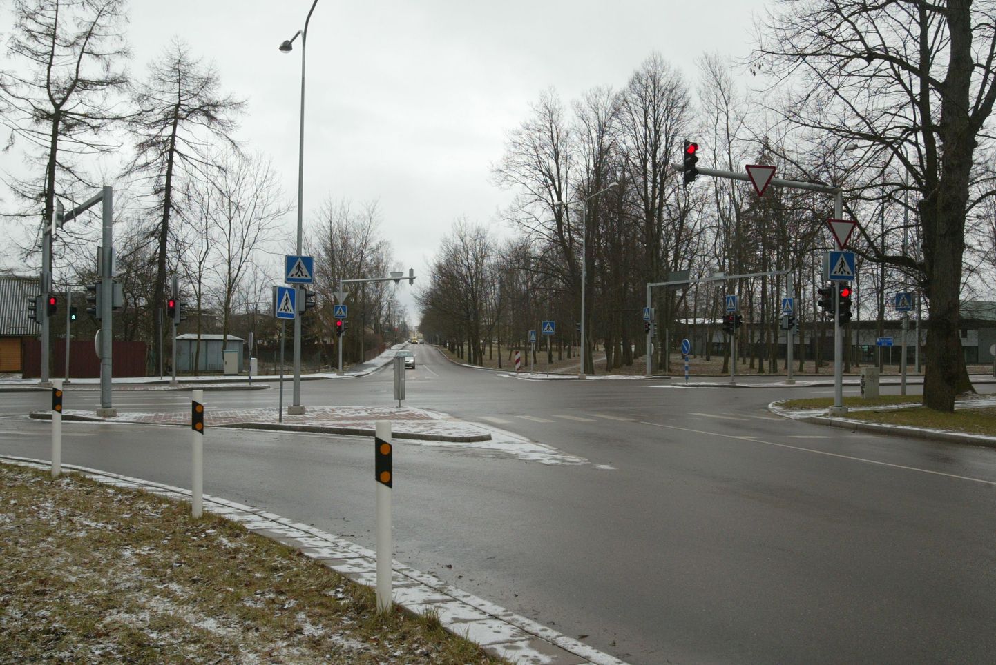 Vägistamiskatse leidis aset pildil oleva Vahi täanav ja Narva maantee ristmiku lähedases valgustamata pargis.
