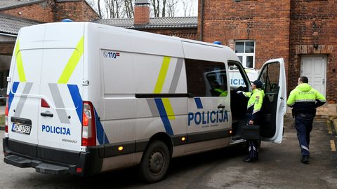 Aizdomās par iespējamu narkotiku apriti Ogrē aiztur vairākas personas