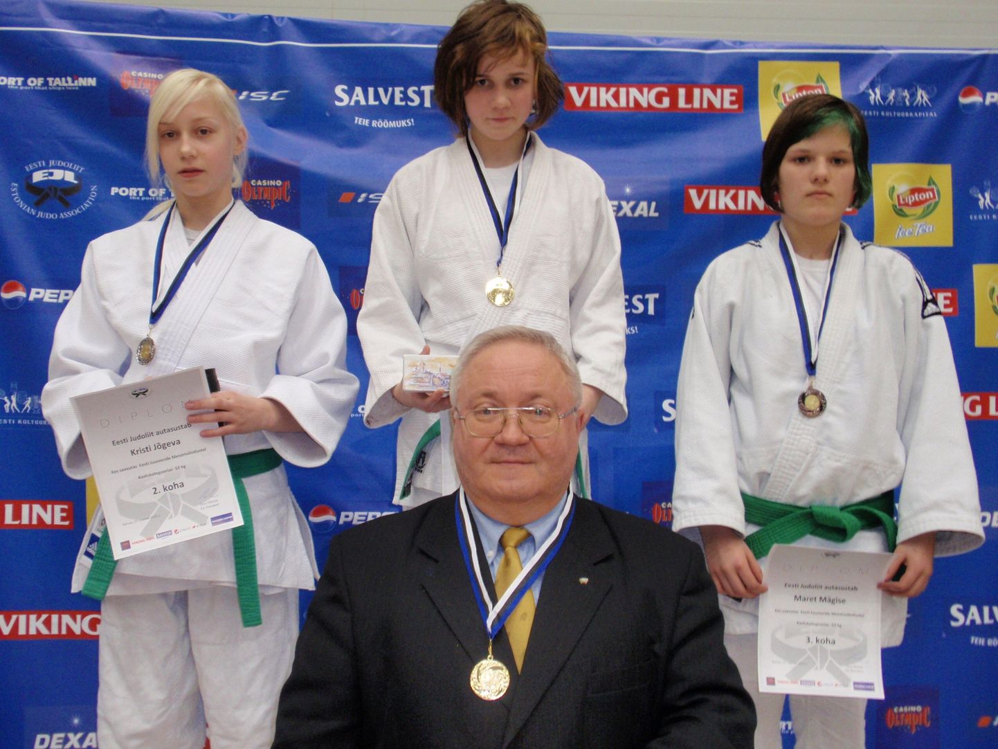 Naisjuunioride medalivõitjad Kristel Mäekivi (keskel, Sakura), Kristi Jõgeva (vasakul, Võru Rei), Maret Mägiste (Võru Rei) ja Sakura treener Riho Rannikmaa.