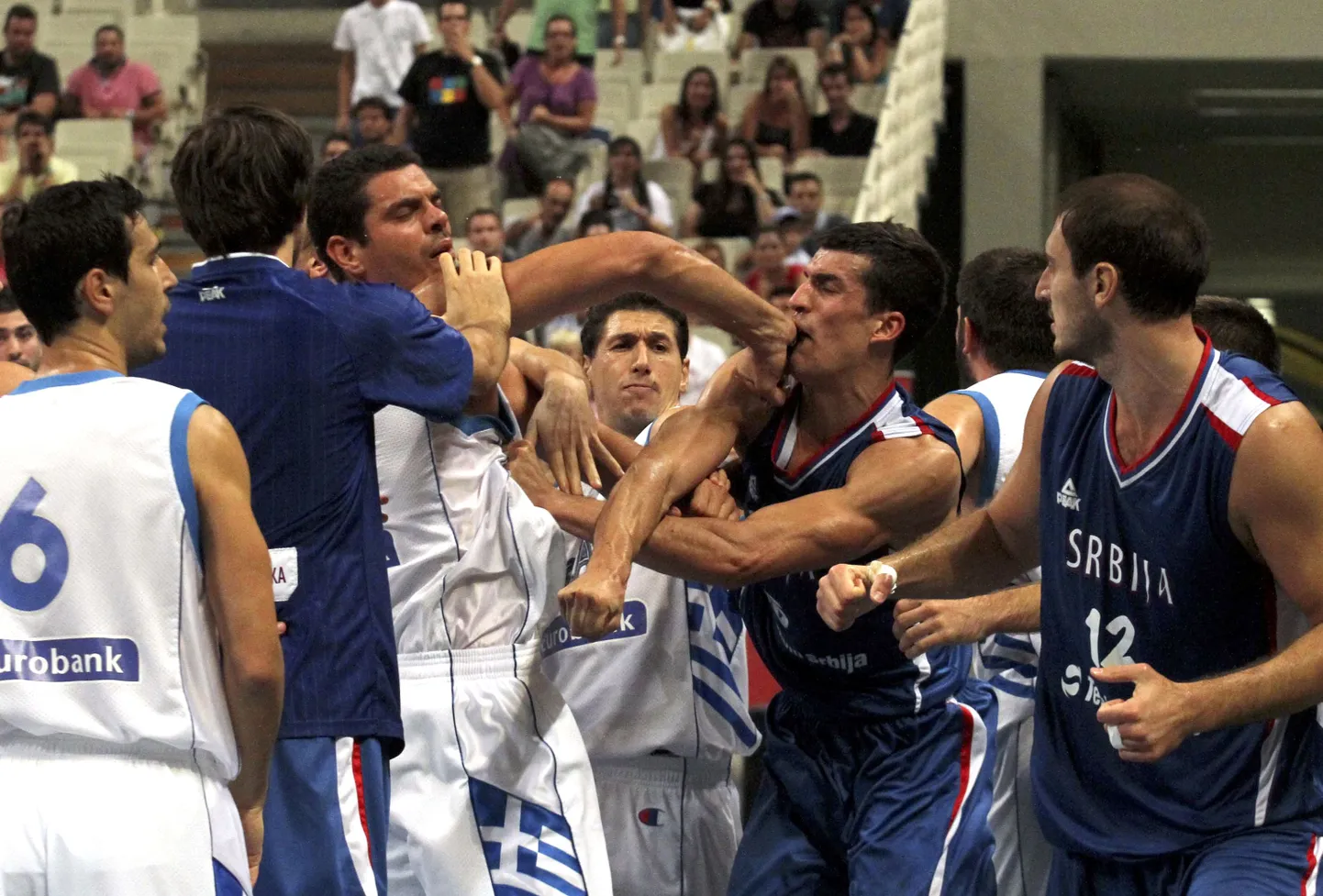 Kreeka ja Serbia korvpallikoondised klaarisid omavahel asju rusikatega.
