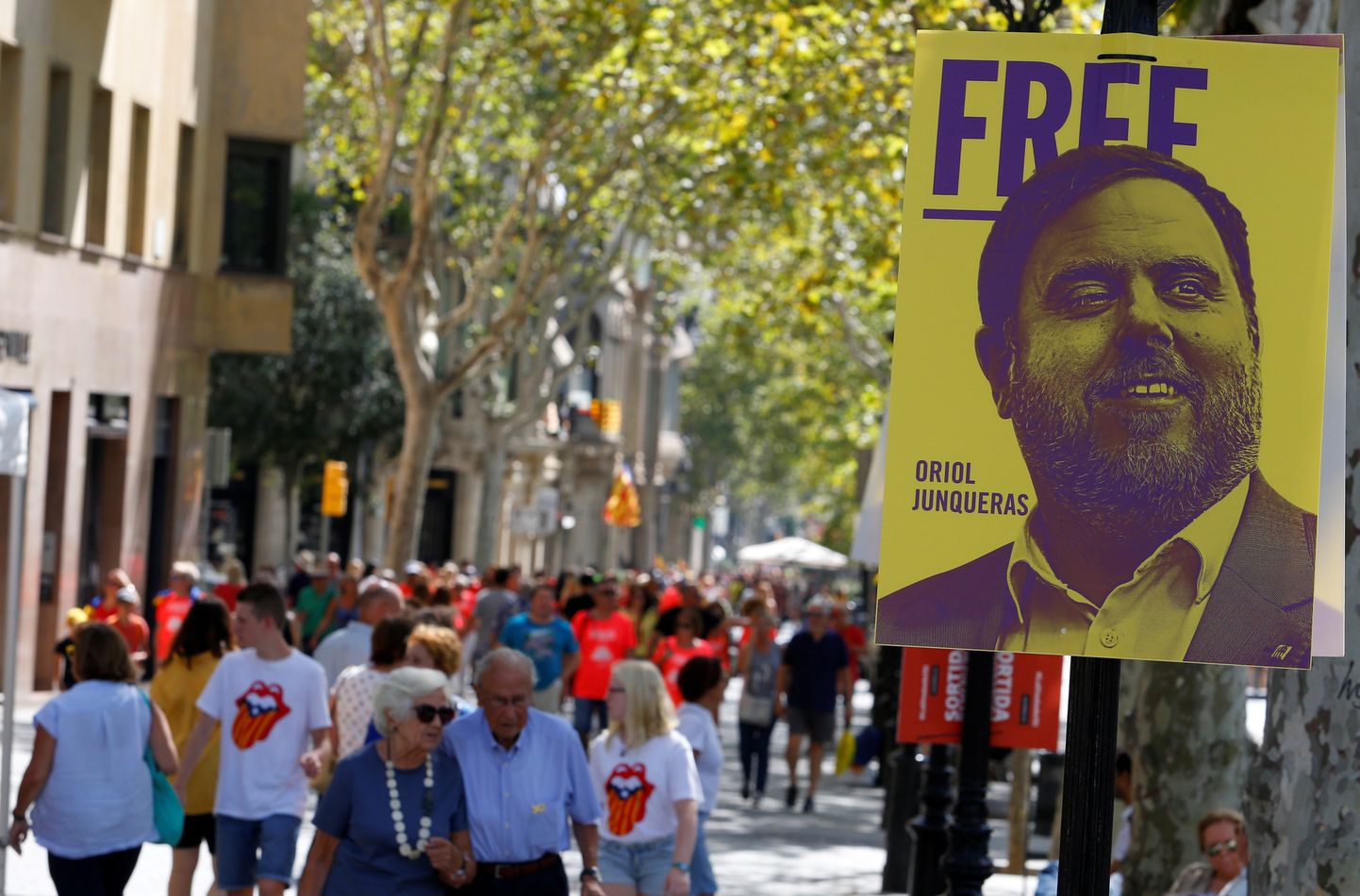 Kataloonia endise asepresidendi Oriol Junquerase vabastamist nõudev plakat Barcelonas.