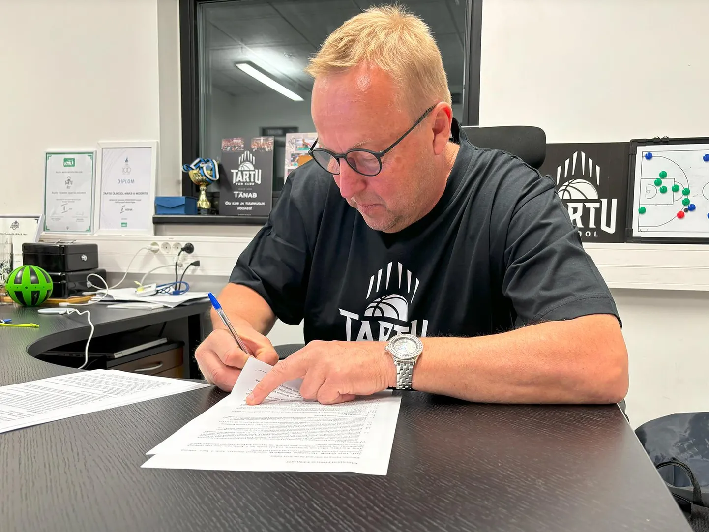 Spordilegend Aivar Kuusmaa pani Tartu Ülikool Maks & Mooritsa korvpallimeeskonna peatreeneri töölepingule allkirja sel kolmapäeval.