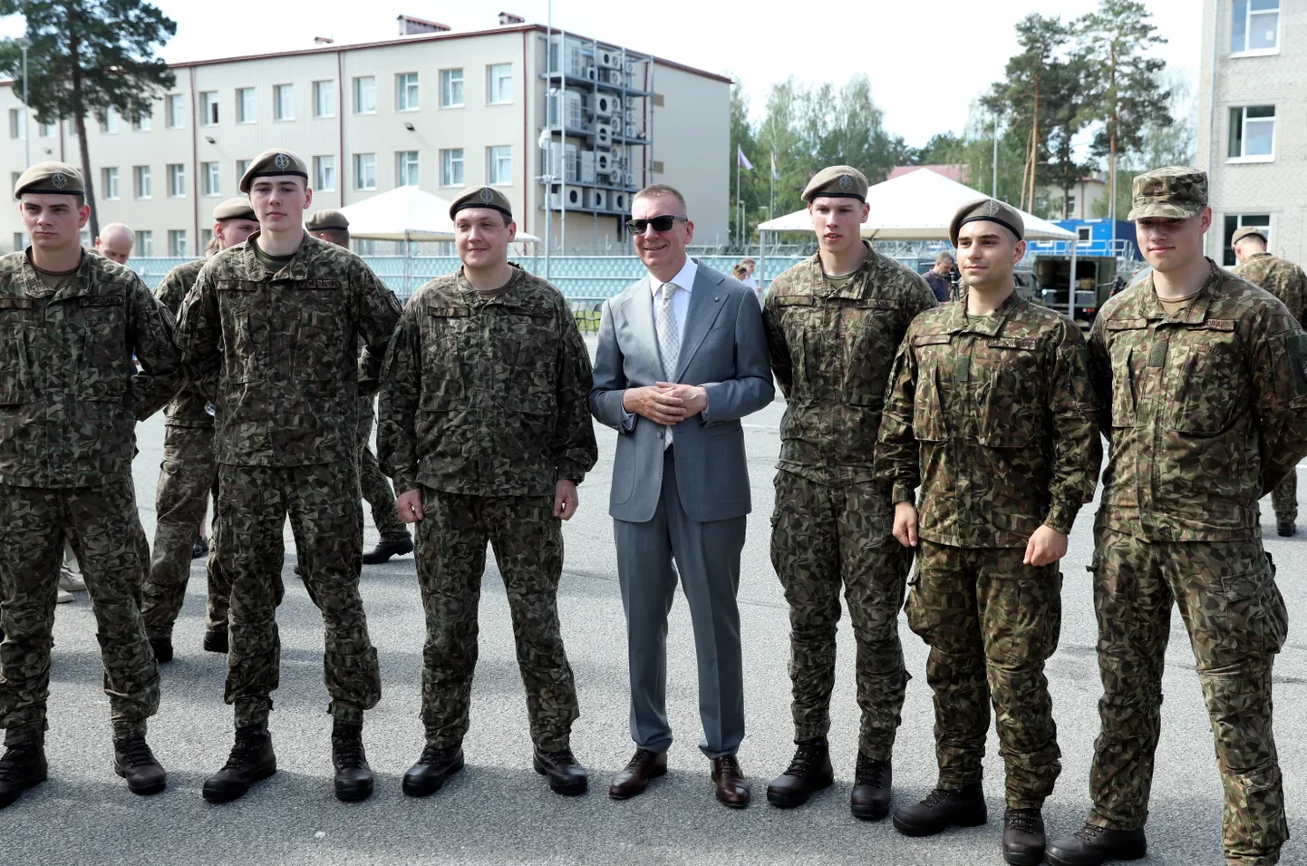 Латвийские призывники фотографируются с президентом на военной базе в Адажи.
