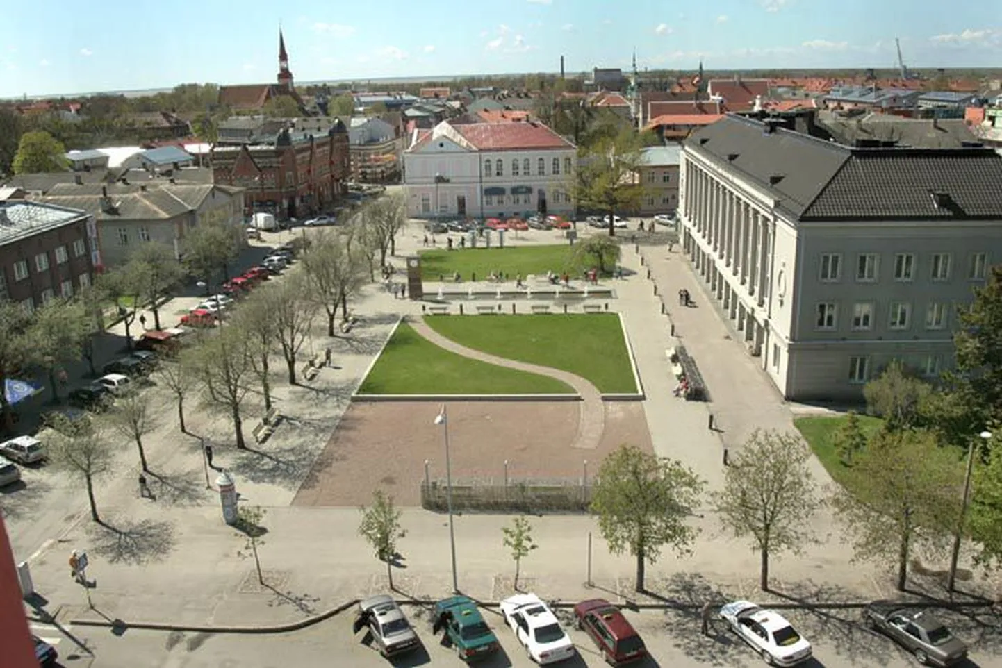 Rüütli plats sai uue ilme 2001. aastal, kuid lubatud kahe heki asemel on üks, pole jalgrattasahtleid ega kavandatud pisiskulptuure.