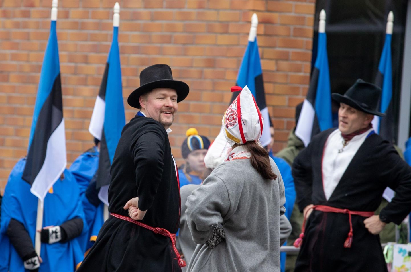 Eesti Vabariigi 103. aastapäeva tähistamine Paikusel lippude ja tantsuga.